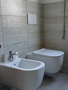 un bagno con un water bianco e un lavandino di Carlotta House-LT a Bellano