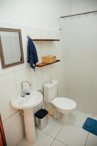 un baño con lavabo e inodoro en Dunas Pipa acomodações, en Pipa