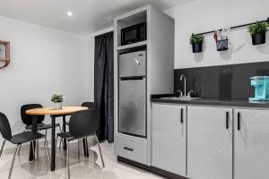 Η κουζίνα ή μικρή κουζίνα στο Marina Luxury Rooms #1