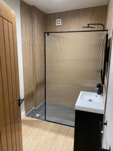 Phòng tắm tại No5 Boutique Woodquay Townhouse Galway City Centre