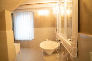 Kúpeľňa v ubytovaní Regia Rosetta - Royal Rooms Borghetto