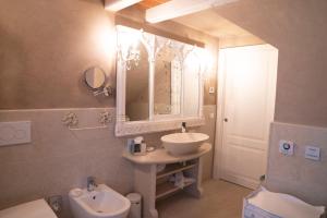 Kúpeľňa v ubytovaní Regia Rosetta - Royal Rooms Borghetto