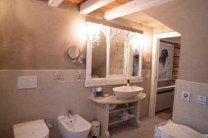 Kúpeľňa v ubytovaní Regia Rosetta - Royal Rooms Borghetto