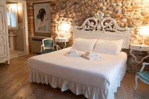 Posteľ alebo postele v izbe v ubytovaní Regia Rosetta - Royal Rooms Borghetto