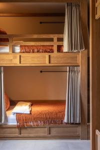 2 stapelbedden in een kamer met gordijnen bij TheSoulHouseBali in Canggu