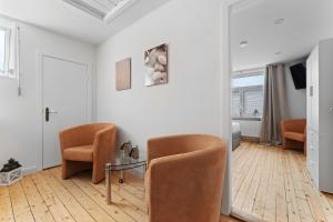 a living room with two chairs and a table at Huus Johann in Greetsiel