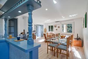 una cucina e un soggiorno con ripiano blu di 2 Tor-18 a Lloret de Mar