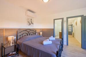 una camera da letto con un letto con due cuscini sopra di 2 Tor-18 a Lloret de Mar Altre 19 foto