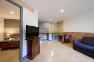 un soggiorno con TV e divano e una cucina di 2 Tor-18 a Lloret de Mar