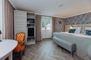 una camera d'albergo con letto e sedia di Bauergården a Gränna