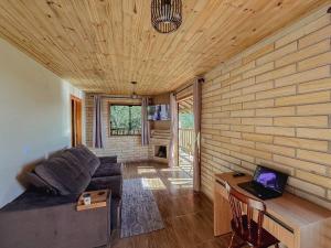 una sala de estar con un sofá y una mesa en Morada Paraíso dos Canyons, en Praia Grande