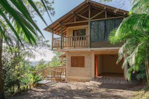 Casa con terraza y balcón en Morada Paraíso dos Canyons, en Praia Grande