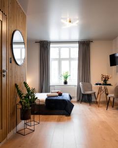 a bedroom with a bed and a window at Apartament Wolności in Jelenia Góra