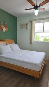a bedroom with a large bed with a ceiling fan at Casinha de Boneca em Juquey in Juquei +69 photos