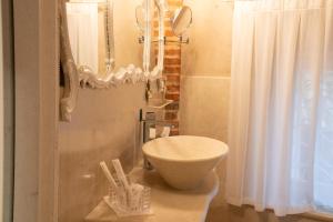 Kúpeľňa v ubytovaní Regia Rosetta - Royal Rooms Borghetto