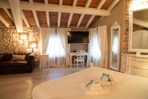 Televízia a/alebo spoločenská miestnosť v ubytovaní Regia Rosetta - Royal Rooms Borghetto