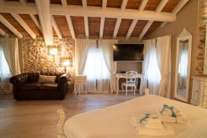 Televízia a/alebo spoločenská miestnosť v ubytovaní Regia Rosetta - Royal Rooms Borghetto