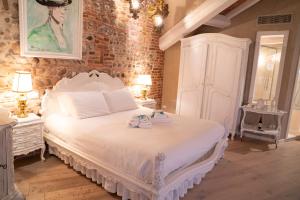 Posteľ alebo postele v izbe v ubytovaní Regia Rosetta - Royal Rooms Borghetto