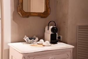 Príslušenstvo na prípravu kávy alebo čaju v ubytovaní Regia Rosetta - Royal Rooms Borghetto