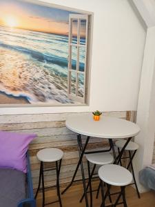 een tafel en stoelen in een kamer met een raam bij Duża kawalerka Kossaka 12B -balkon -dla max 4osób przy galeri kasztanowa Centrum in Piła