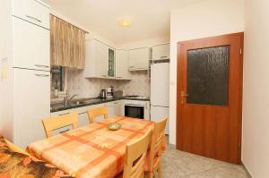 Kuchyň nebo kuchyňský kout v ubytování Apartments Brane