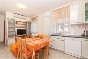 Kuchyň nebo kuchyňský kout v ubytování Apartments Brane