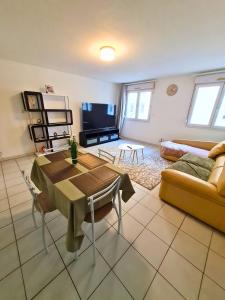 Et tv og/eller underholdning på Escale en ville - T2 lumineux gare centre-ville