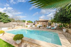 una piscina en el patio de una casa en YourHouse Sa Estada villa, en Sineu
