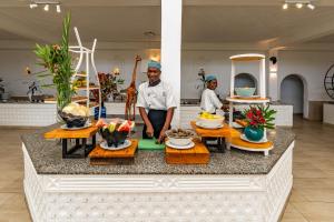 Členové personálu v ubytování Diani Sea Resort - All Inclusive + 37 fotografií