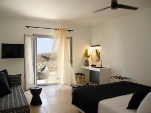 TV a/nebo společenská místnost v ubytování Absolute Paradise Santorini