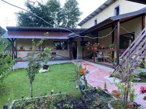 a garden in front of a house at Casa La Poalele Muntelui in Sinaia