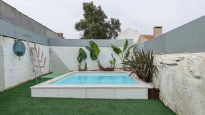 a swimming pool in the backyard of a house at Pátio Vilareto - Villa Fernanda in São Domingos de Rana