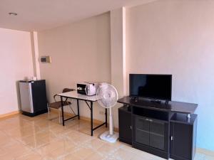 sala de estar con TV y mesa con ventilador en Bophut residence & House, en Bophut 