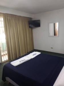 Una habitación con una cama con dos toallas encima. en Hotel Ritz Caracas, en Caracas