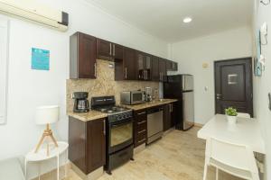 Kuchyň nebo kuchyňský kout v ubytování Suites at Grand Laguna Beach by Calisto Stays
