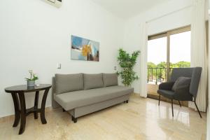 Posezení v ubytování Suites at Grand Laguna Beach by Calisto Stays