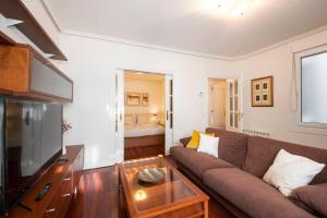 サン・セバスティアンにあるApartamento en el corazón de la ciudad con parkingのソファとテレビのあるリビングルーム
