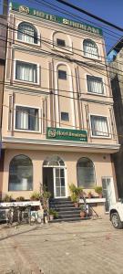 un edificio de hotel con una mesa delante en Hotel Sundram, en Zirakpur