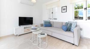 クークリアにあるModern Apartment U6 with Beautiful Sea Views, Aphrodite Hillsのソファとテレビのあるリビングルーム