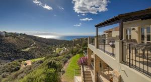 クークリアにあるModern Apartment U6 with Beautiful Sea Views, Aphrodite Hillsの家のバルコニーから見える海の景色