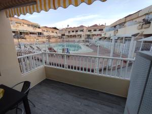einen Balkon mit Poolblick in der Unterkunft Tenerife Mareverde House in Adeje
