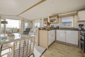 Kuchyň nebo kuchyňský kout v ubytování Seaview Holiday Let - Vale Holiday Park at Cardiff Airport