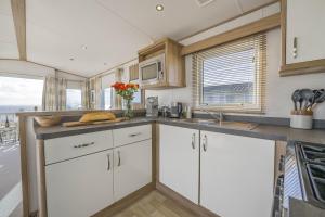 Kuchyň nebo kuchyňský kout v ubytování Seaview Holiday Let - Vale Holiday Park at Cardiff Airport