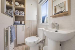 Vannituba majutusasutuses Seaview Holiday Let - Vale Holiday Park at Cardiff Airport