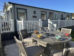 Rõdu või terrass majutusasutuses Seaview Holiday Let - Vale Holiday Park at Cardiff Airport