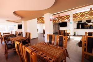 un ristorante con tavoli e sedie e una sala da pranzo di INKALAM cusco a Cuzco
