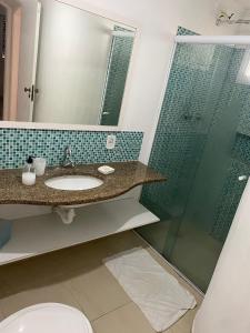 Koupelna v ubytování Apto Pé Na Areia - Praia das Astúrias Guarujá-SP + 27 fotografií