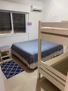 Postel nebo postele na pokoji v ubytování Apto Pé Na Areia - Praia das Astúrias Guarujá-SP