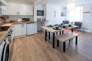 Una cocina y un comedor con mesa y sillas. en Coventry Business Stay House, en Walsgrave on Sowe 29 fotos más