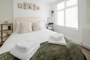 Walsgrave on SoweにあるCoventry Business Stay Houseの白いシーツと枕が備わったベッドのある寝室